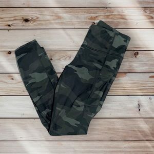 Athleta Camo Contender 7/8 Powerlift Tight, Size Small - Black/Olive Gre…
